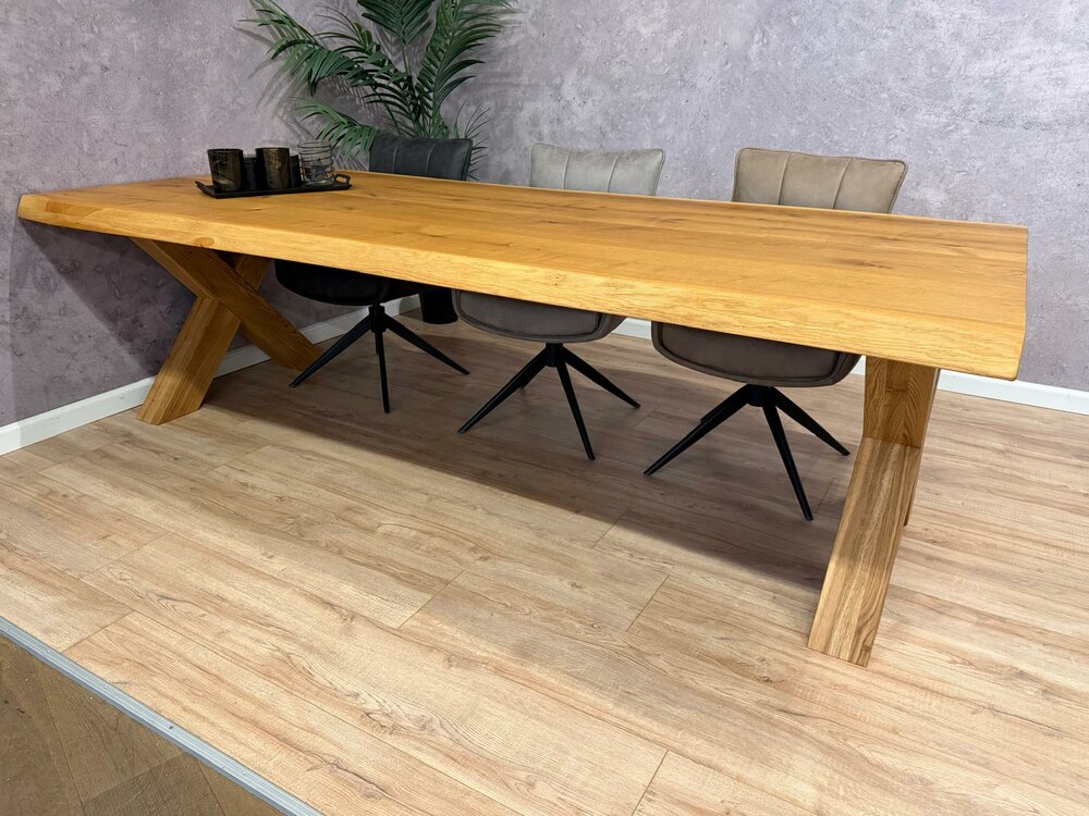 Baumkantentisch aus Eiche in rustikalem Design