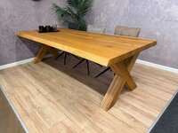 Robuster Esstisch aus Eiche mit Holzgestell