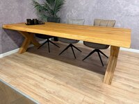 Baumkantentisch aus Eiche in rustikalem Design