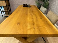 Baumkantentisch Reims mit nat&uuml;rlicher Holzmaserung