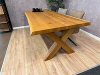 Eichentisch Reims mit Holzgestell und Baumkante