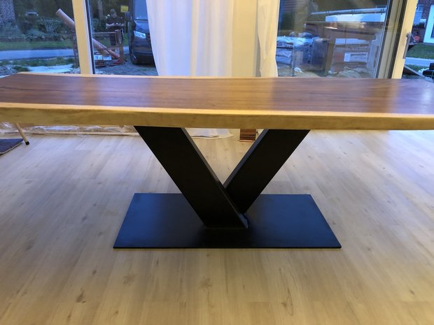 Tisch aus Einem Stück